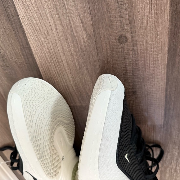 Nike Men's Black and White Athletic Shoes - Picture 9 of 16